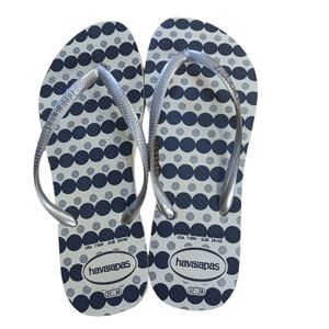 Havaianas silver and black flip flops. Sz 8